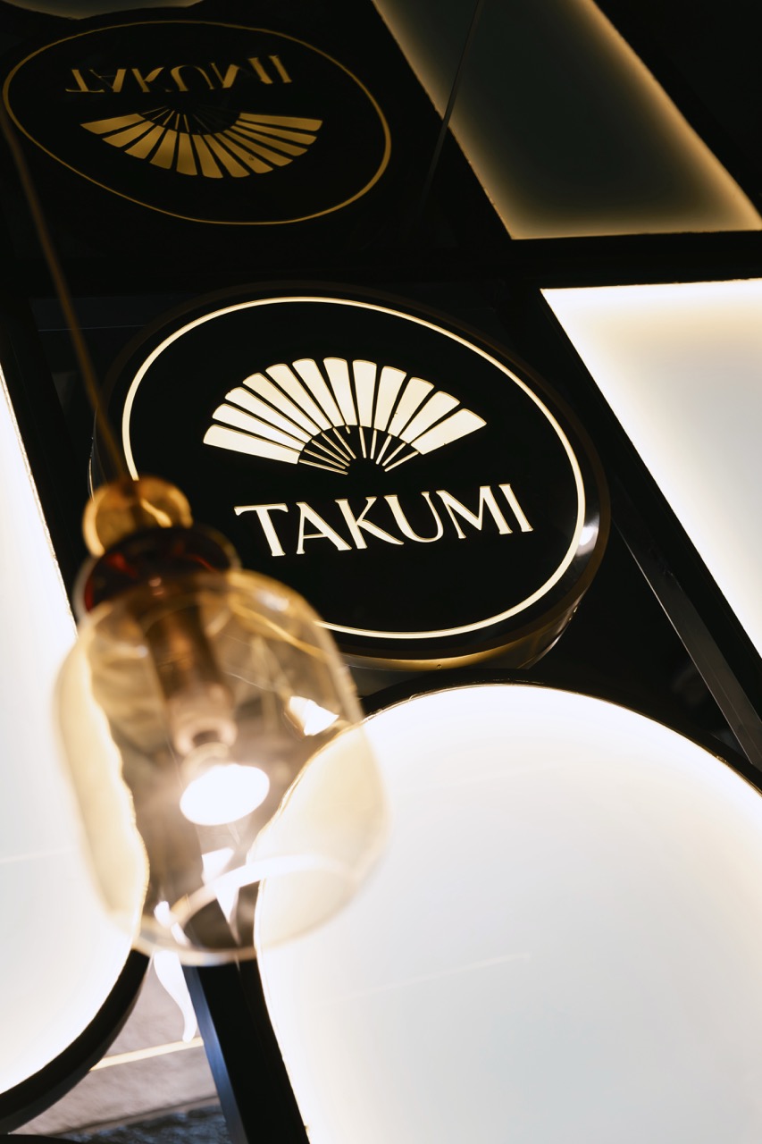 Detalhe da preparação de sushi no Takumi