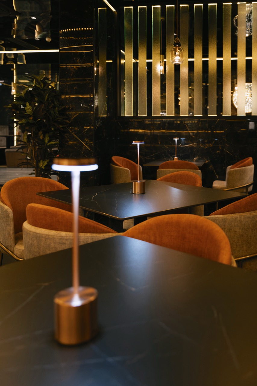 Mesa e ambiente elegante no Takumi